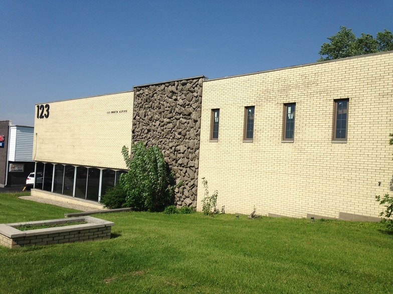 More Photos Of 123 N Alpine Rd, Rockford Freestanding For Sale