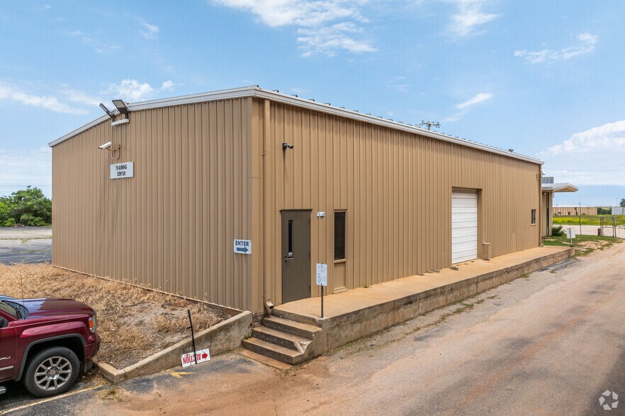 More Photos Of 8600 S I-35 Service Rd, Oklahoma City Warehouse For Sale