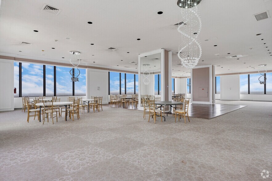 More Photos Of 400 S Zang Blvd, Dallas Office For Lease