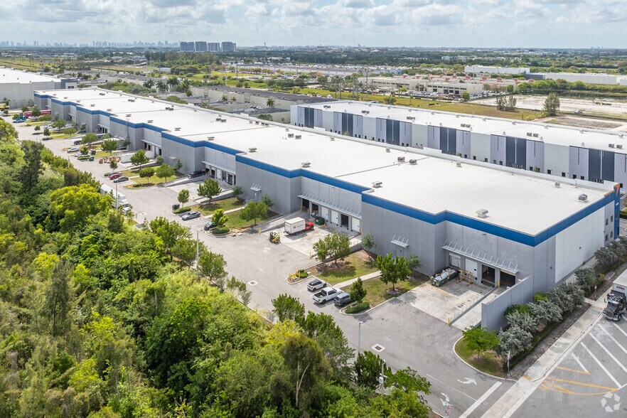 More Photos Of 6451 NW 102nd Ave, Doral Distribution For Lease