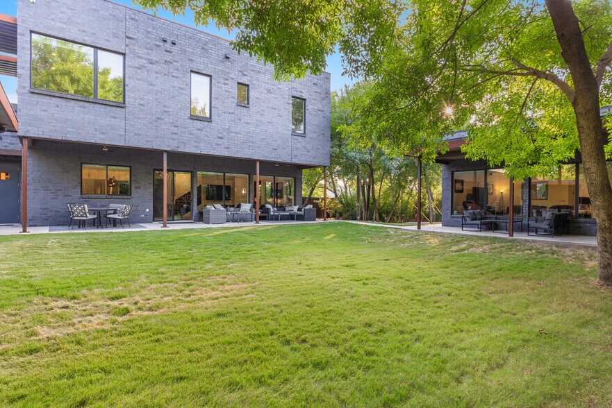 More Photos Of 4798 Iberia Ave, Dallas Office For Sale