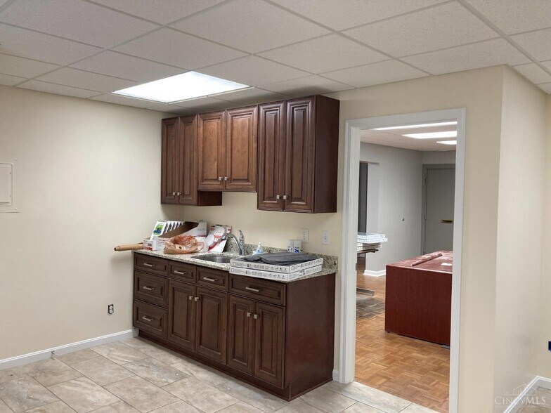 More Photos Of 771 Neeb Rd, Cincinnati Medical For Lease