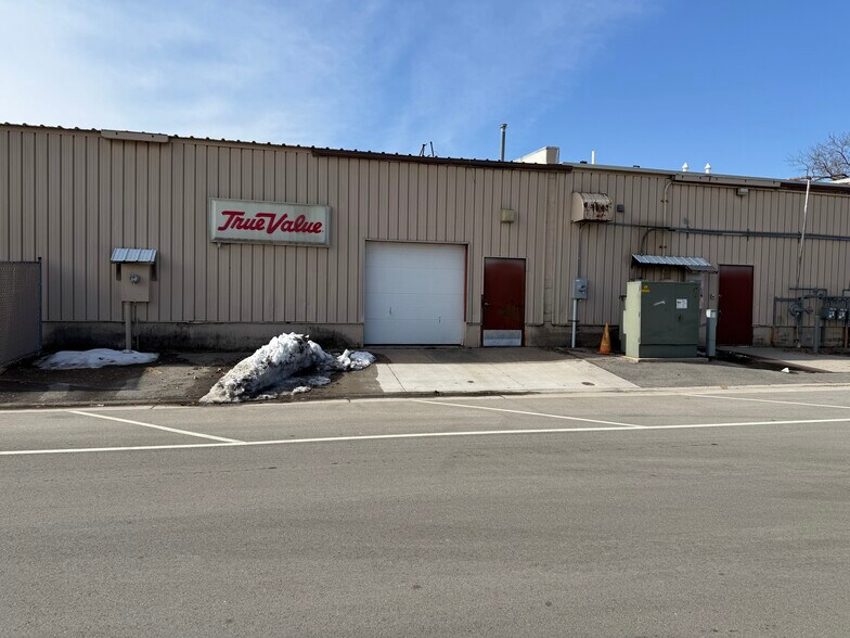 More Photos Of 300-320 Wolf River Plz, New London Freestanding For Lease