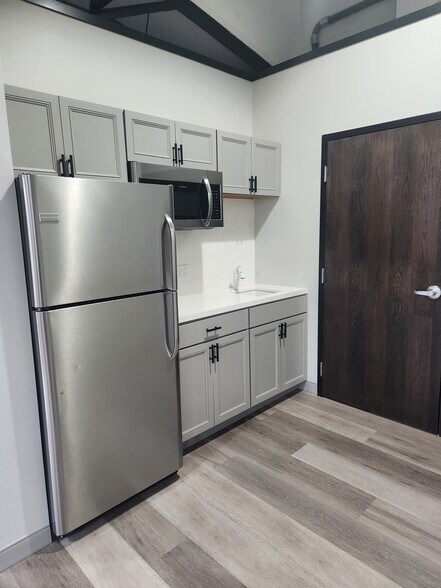 More Photos Of 15 Sproat St, Middleboro Service For Lease