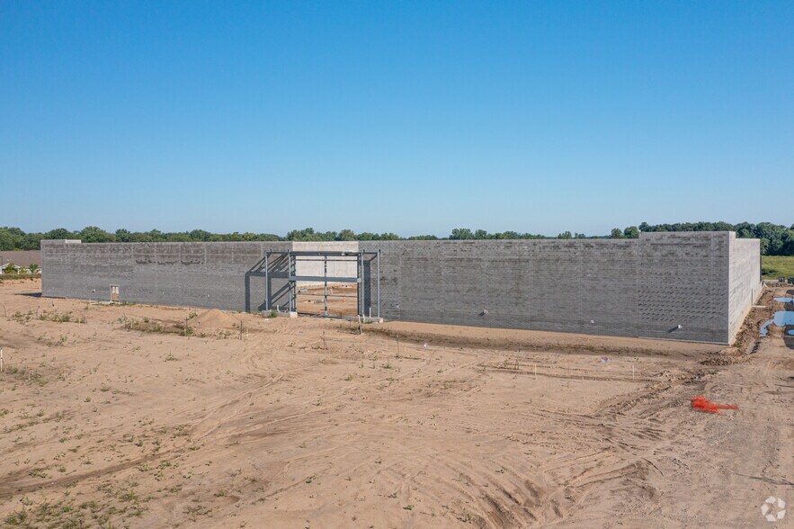 More Photos Of Delta Crossing- Big Box, Lansing General Retail For Lease