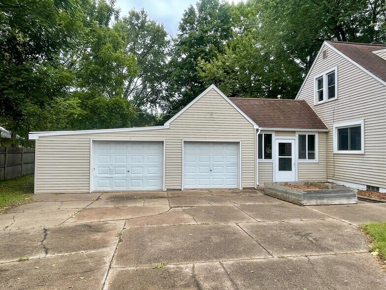 More Photos Of 844 Broadway St N, Menomonie Storefront Retail Residential For Sale