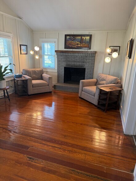 More Photos Of 904 W Lamar Alexander Pky, Maryville Office For Lease