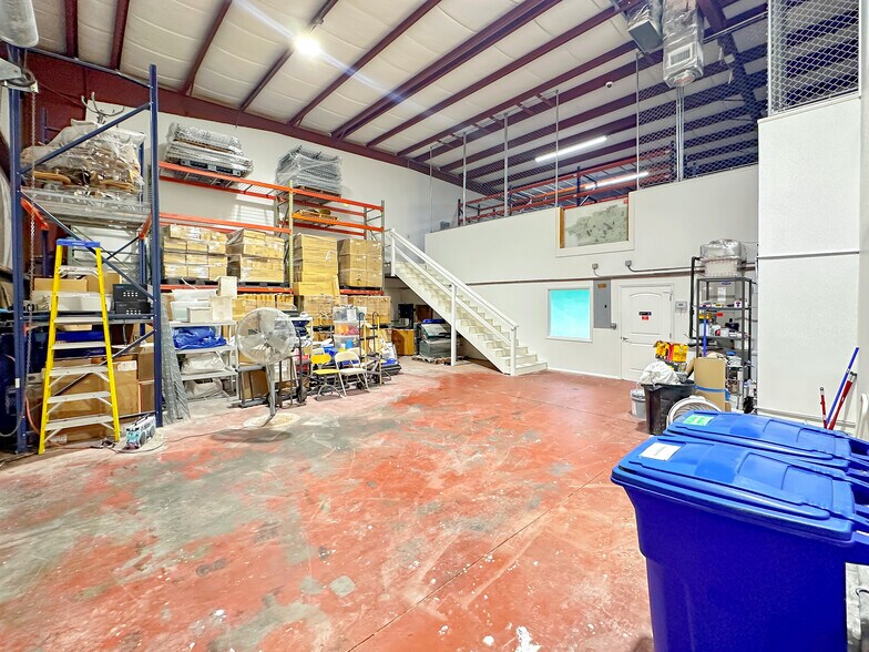 More Photos Of 532 International Pl, Rockledge Warehouse For Lease