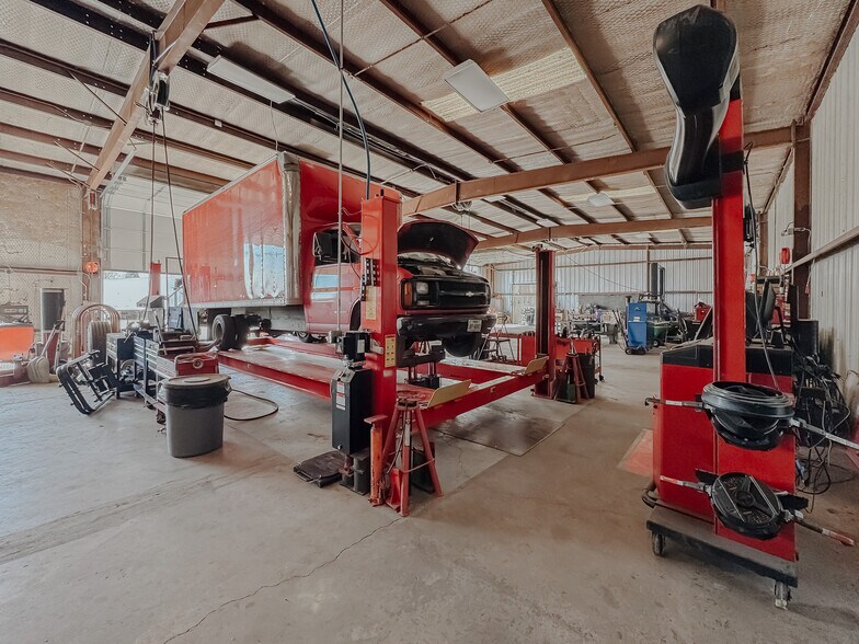 More Photos Of 5305 N Interstate Highway 45, Ennis Manufacturing For Sale