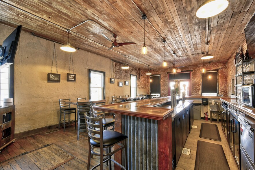 More Photos Of 121 8th St, Colusa Showroom For Sale