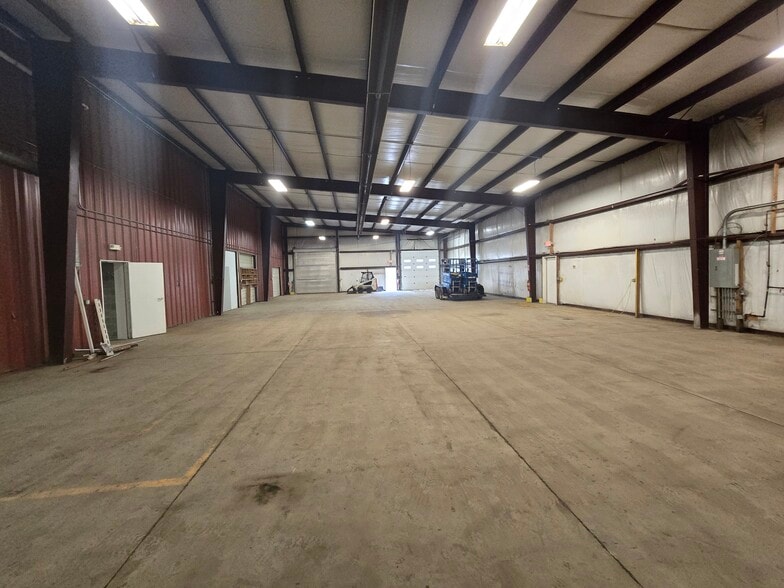 More Photos Of 14 Park Dr, Franklin Warehouse For Lease