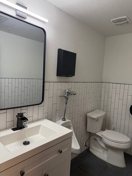 More Photos Of 6565 Beach Blvd, Jacksonville Loft Creative Space For Lease