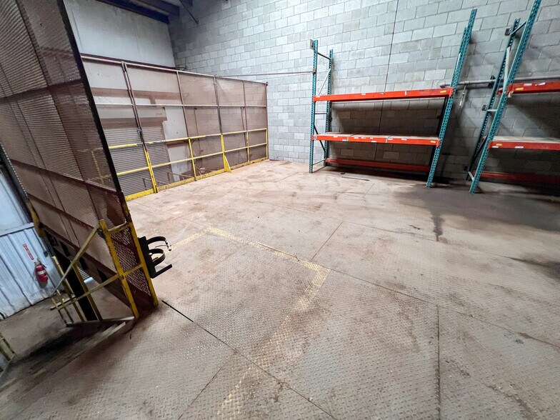 More Photos Of 3201 W Murphy St, Odessa Warehouse For Sale