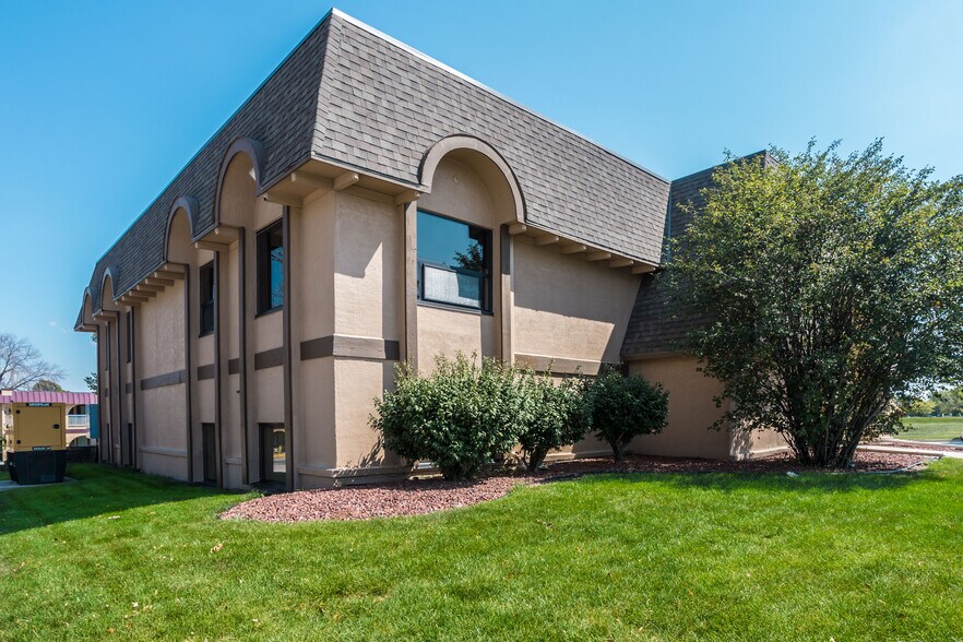More Photos Of 3809 109th St, Urbandale Office For Lease