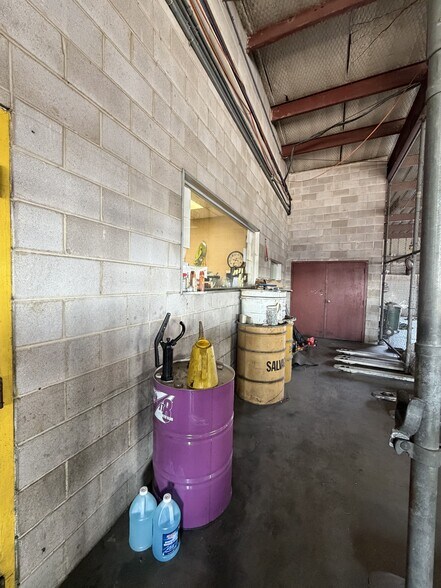 More Photos Of 2026 W Malone Ave, San Antonio Warehouse For Lease