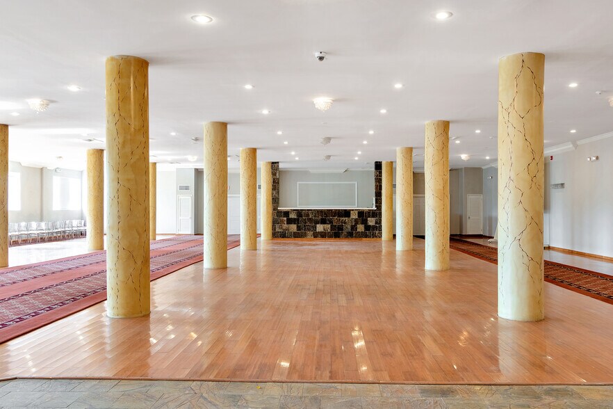 More Photos Of 2613 W Hunting Park Ave, Philadelphia Light Distribution For Lease