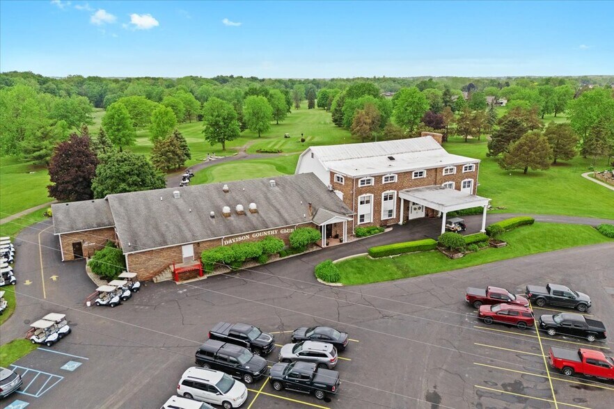 More Photos Of 9512 E Lippincott Blvd, Davison Golf Course Driving Range For Sale