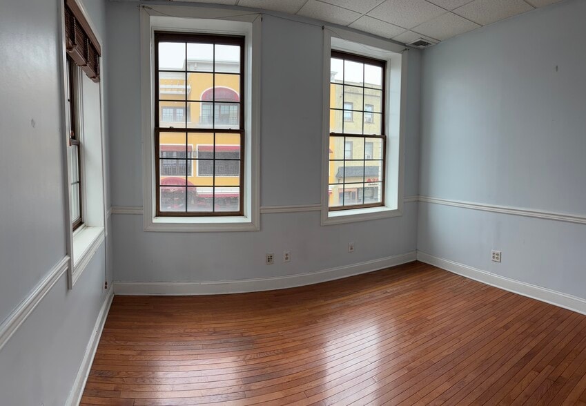 More Photos Of 7-13 Elm St, Westfield Restaurant For Lease