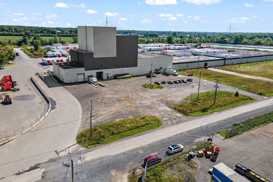 More Photos Of 35-75 Rue De L'acier, Coteau-du-lac Manufacturing For Sale