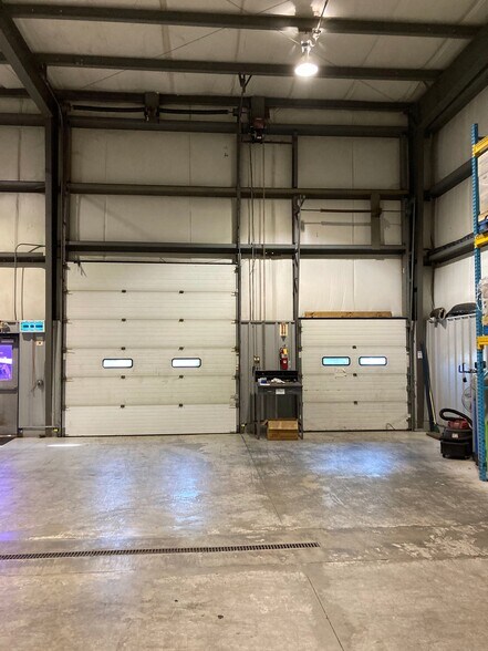 More Photos Of 11 Roadway Dr, Carlisle Light Manufacturing For Sale