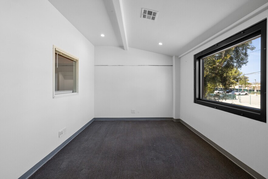 More Photos Of 18536 Oxnard St, Tarzana Warehouse For Sale