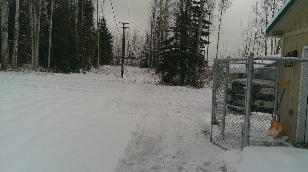 More Photos Of 689 Whitney Dr, Fairbanks Office For Sale