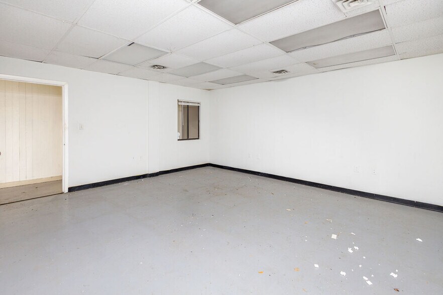 More Photos Of 2520 Hansrob Rd, Orlando Light Manufacturing For Lease