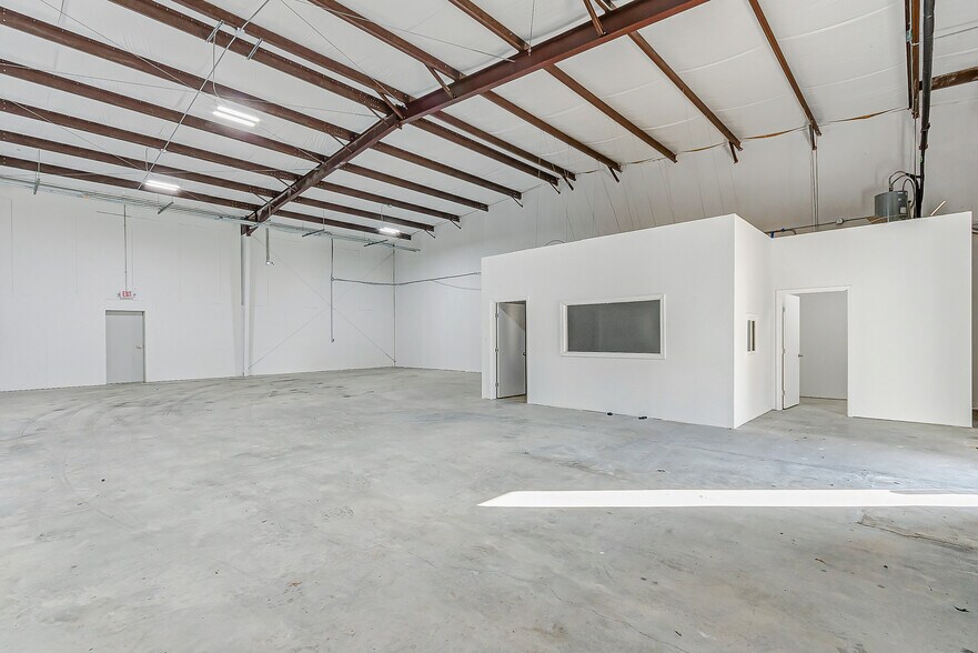 More Photos Of 1631 Highway 6 S, Houston Warehouse For Lease