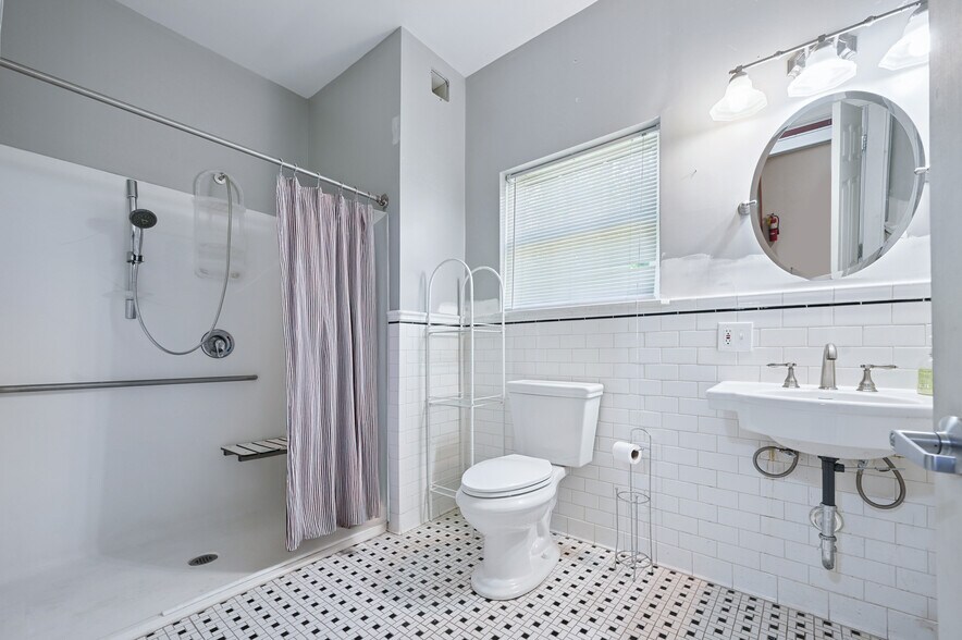 More Photos Of 56 Main St, Stamford Hotel For Sale