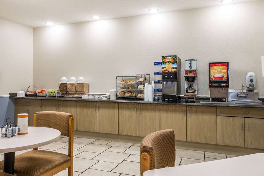 More Photos Of 11831 NW Plaza Cir, Kansas City Hotel For Sale