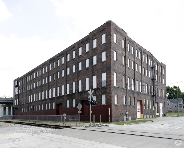 More Photos Of 409 S Center St, Bloomington Warehouse For Lease