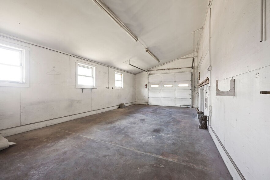 More Photos Of 121 S Nelson Ave, Gentry Light Manufacturing For Sale