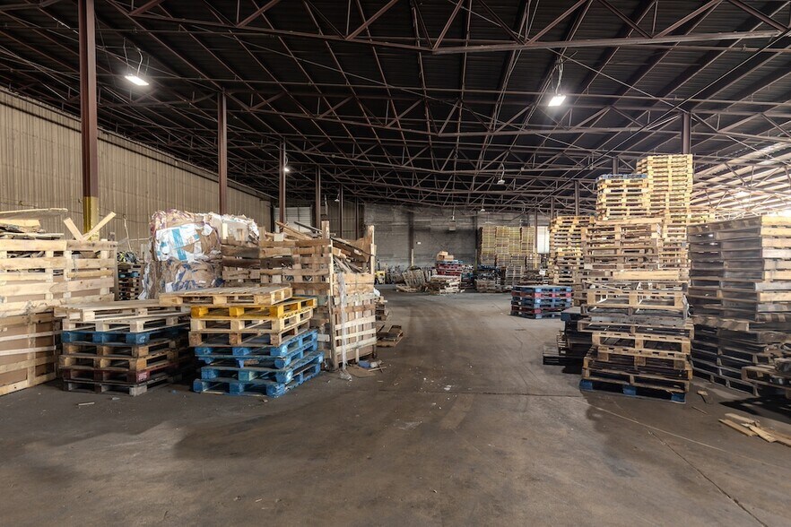 More Photos Of 1200 Bissell St, Venice Warehouse For Sale