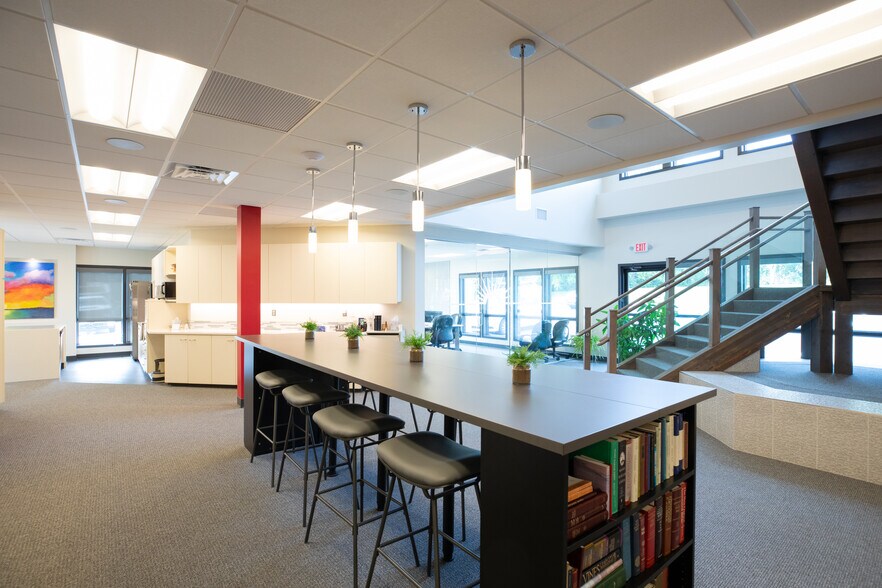 More Photos Of 10670 Barkley St, Overland Park Office For Sale