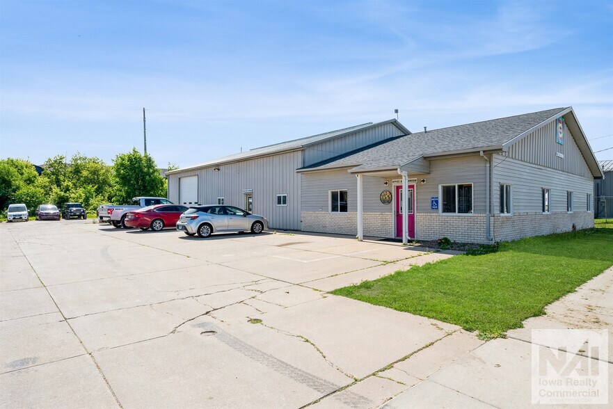 Primary Photo Of 1105 Hawkeye Dr, Hiawatha Industrial For Lease