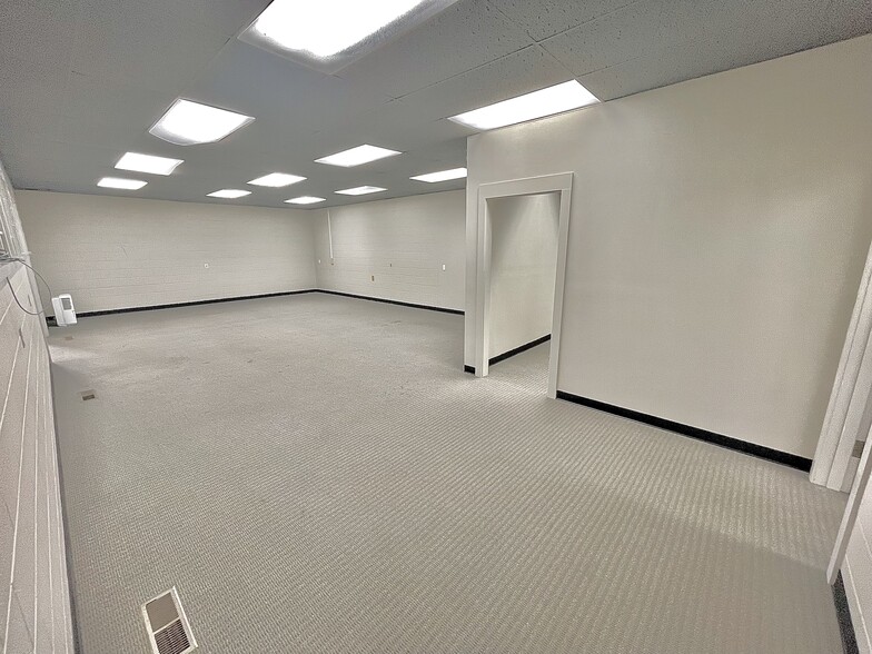 More Photos Of 909 E Rolling Hills Dr, Fayetteville Office For Lease