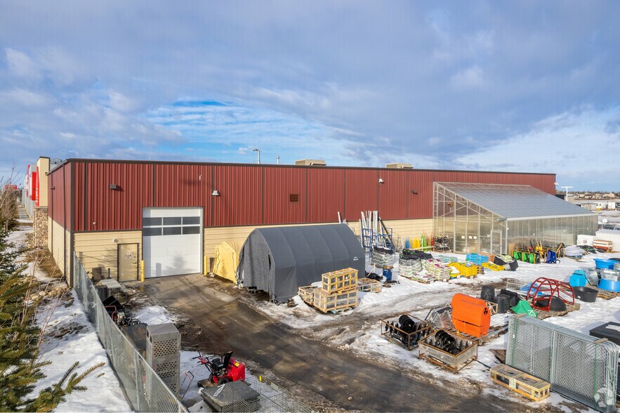 More Photos Of 300 Edgefield Pl, Strathmore Freestanding For Lease