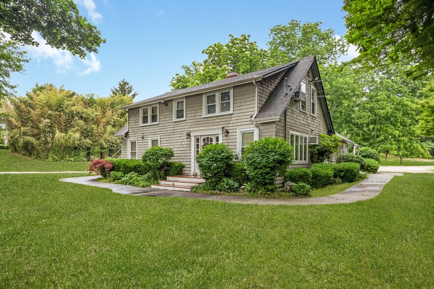 More Photos Of 645 Middle Country Rd, Middle Island Office For Sale