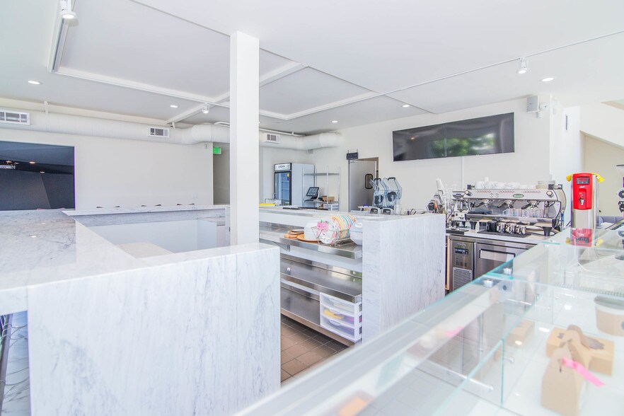 More Photos Of 300-302 S Mariposa Ave, Los Angeles Storefront Retail Office For Lease