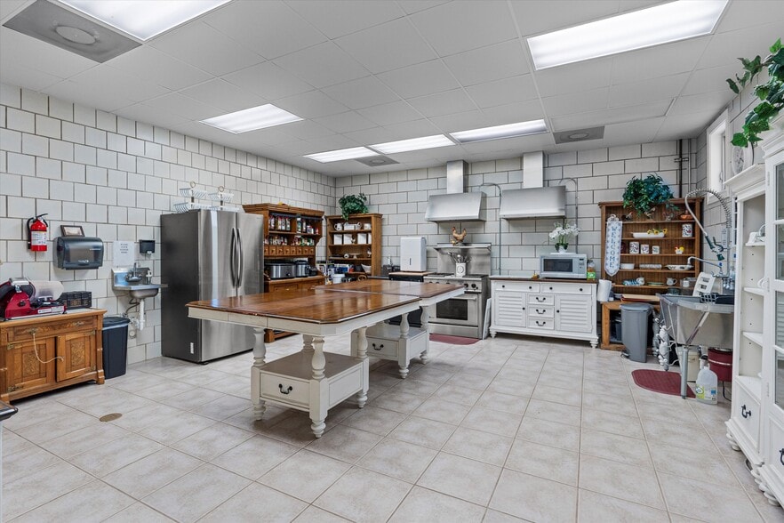 More Photos Of 1092 FM 3000, Elgin Specialty For Sale