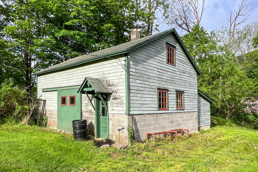 More Photos Of 265 Main St, Delhi Garden Center For Sale