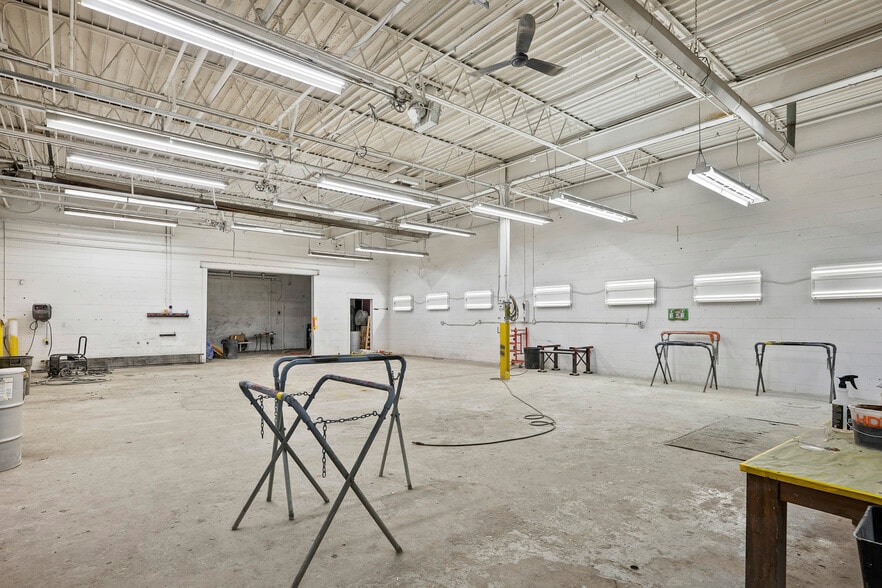 More Photos Of 2727 S Beech Daly Rd, Dearborn Heights Warehouse For Lease