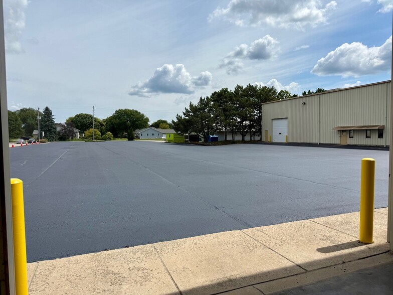 More Photos Of 1010 Strohmeyer Dr, Neenah Manufacturing For Lease