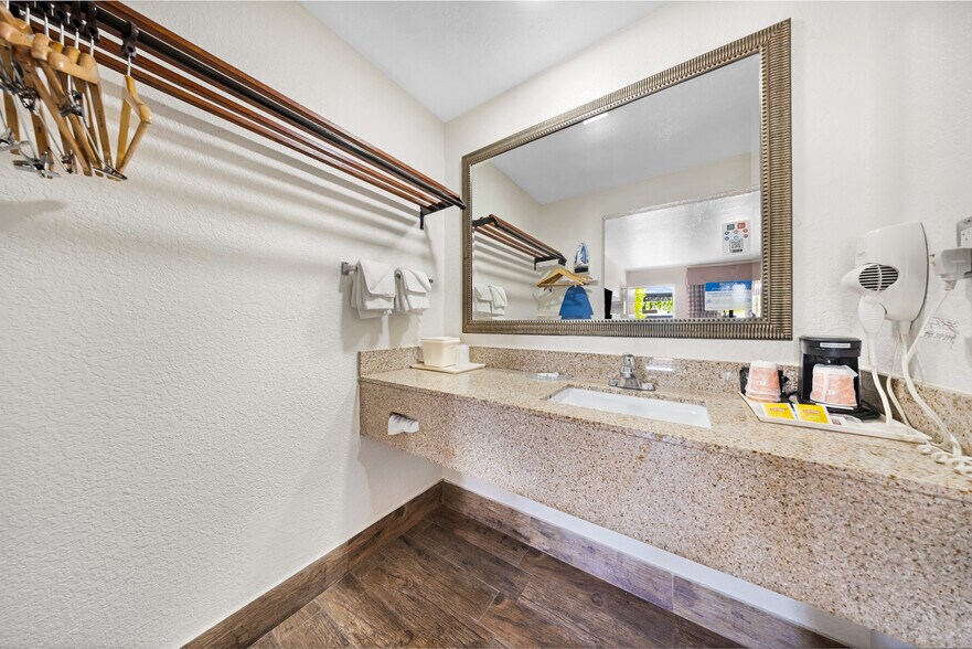 More Photos Of 333 SE 1st Ave, Florida City Hotel For Sale