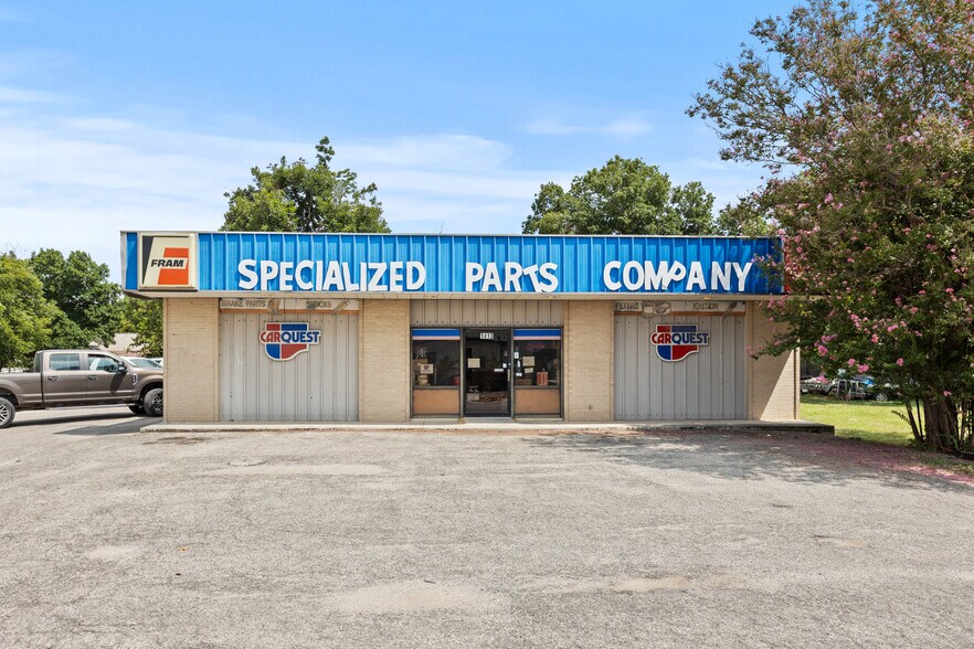 More Photos Of 1413 W San Antonio St, New Braunfels Freestanding For Sale
