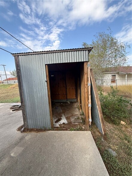 More Photos Of 217 E Main St, Bishop Storefront Retail Office For Sale