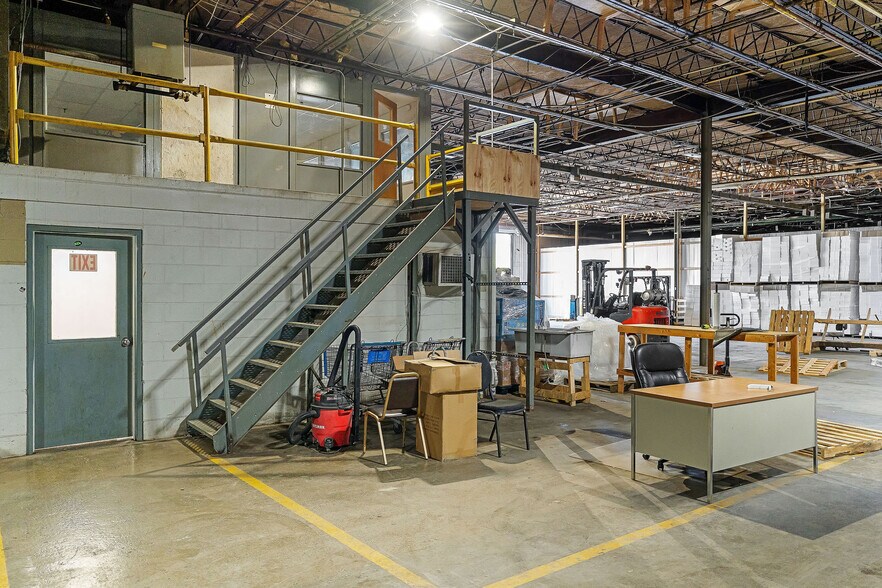 More Photos Of 204 Red Rd, McMinnville Warehouse For Sale