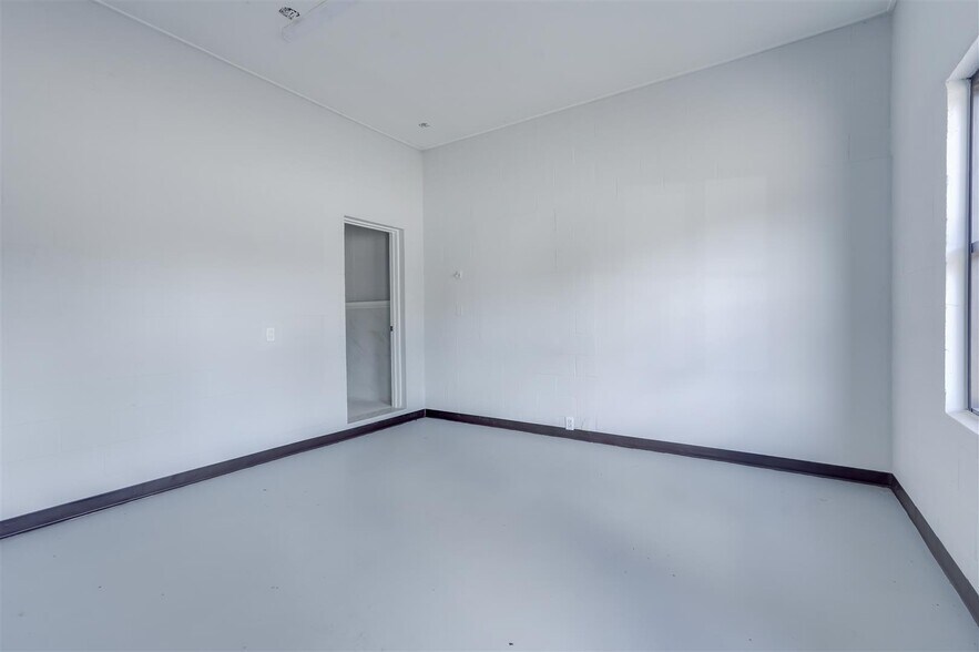 More Photos Of 623 N Richmond Rd, Wharton Auto Repair For Sale