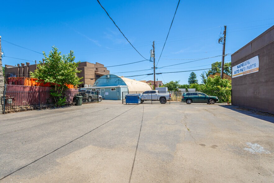 More Photos Of 453 Lincoln Blvd, Lincoln Freestanding For Sale