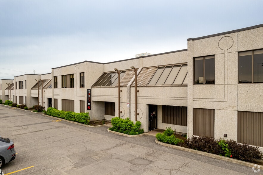 Primary Photo Of 4555 Boul Des Grandes-Prairies, Saint-leonard Warehouse For Lease